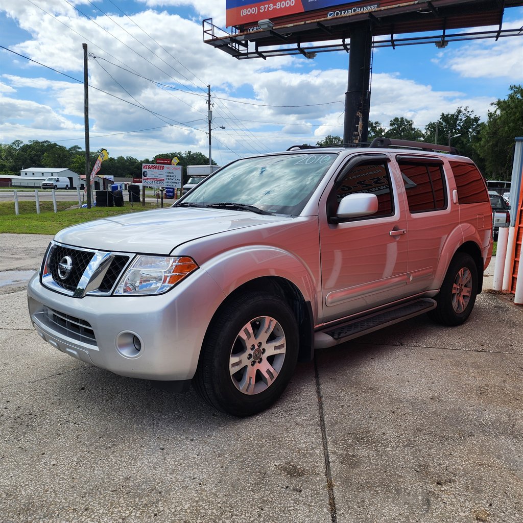 2010 Nissan Pathfinder SE 4x2's photo